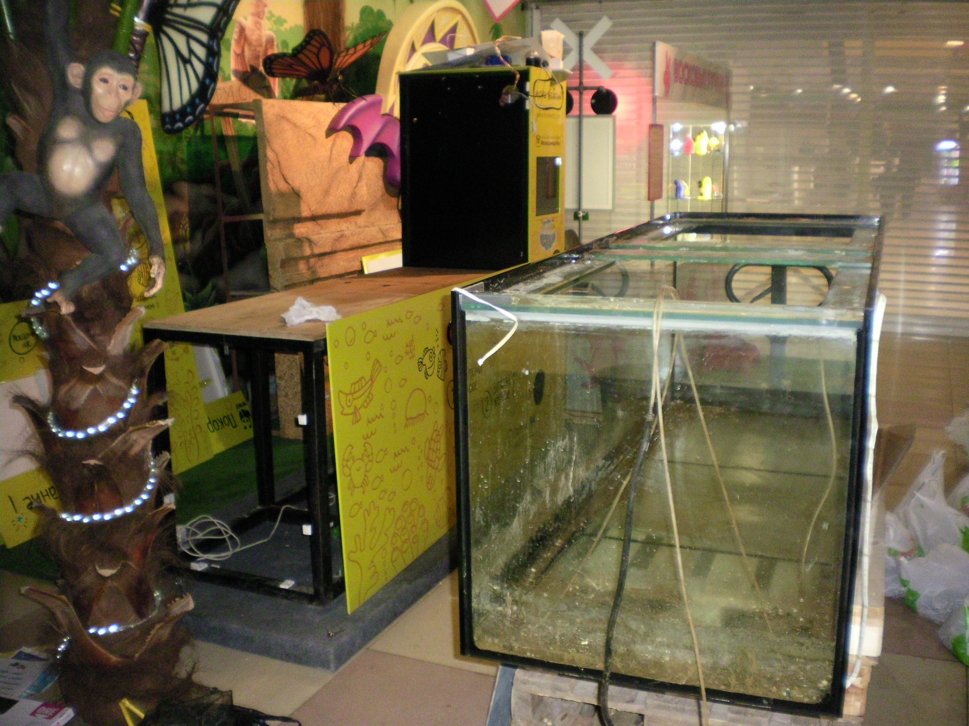 Погрузка аквариума на рохли